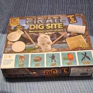 PiratI Dig It! Treasure - Pirate Treasure Dig Site Excavation Kit